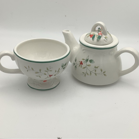 Pfaltzgraff Winterberry Teapot and Cup for One with Holly Accents - Picture 6 of 11